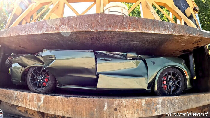 La policía aplastó un Dodge Hellcat para dar una lección a todos | Carscoops